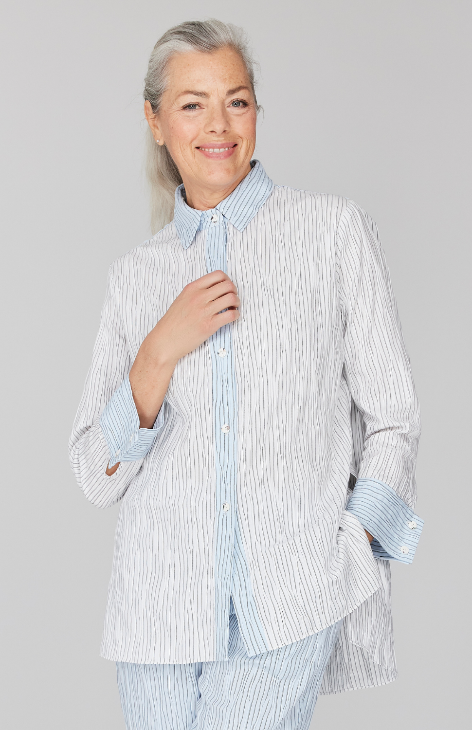 Tucked Pinstripe Collared Button Down w/ Side Tabs Extra Large / Blue NR