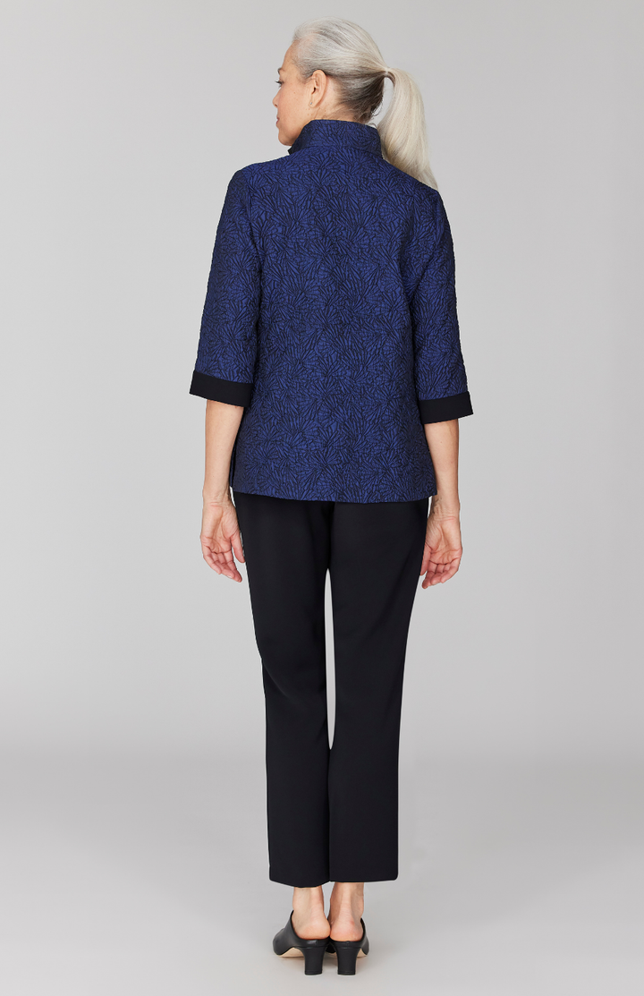 Fabienne is 5' 9" and wearing Marine in size XS.