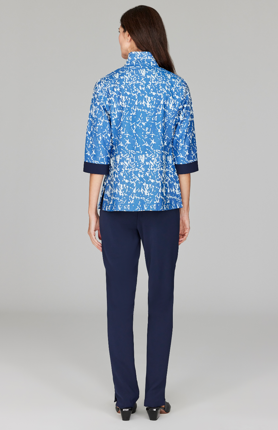 Ekaterina is 5'10" and wearing a size XS in Blue.