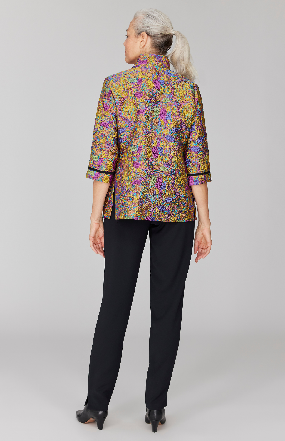 Fabienne is 5' 9" and wearing Multi in size XS.