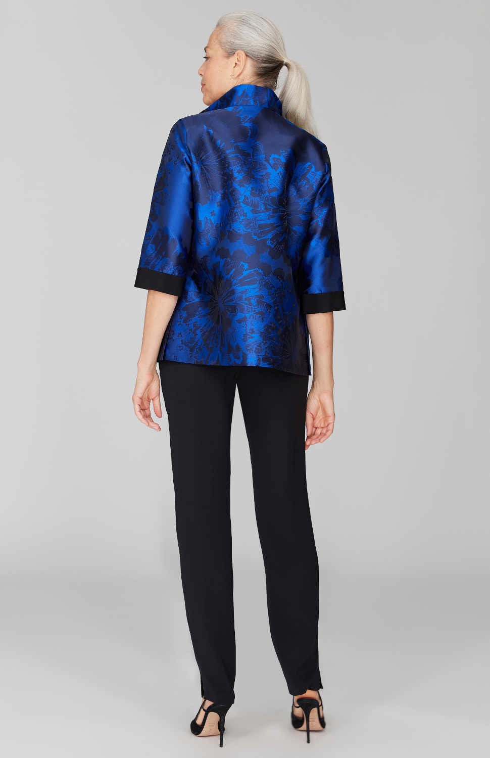 Fabienne is 5' 9" and wearing Blue in size XS.