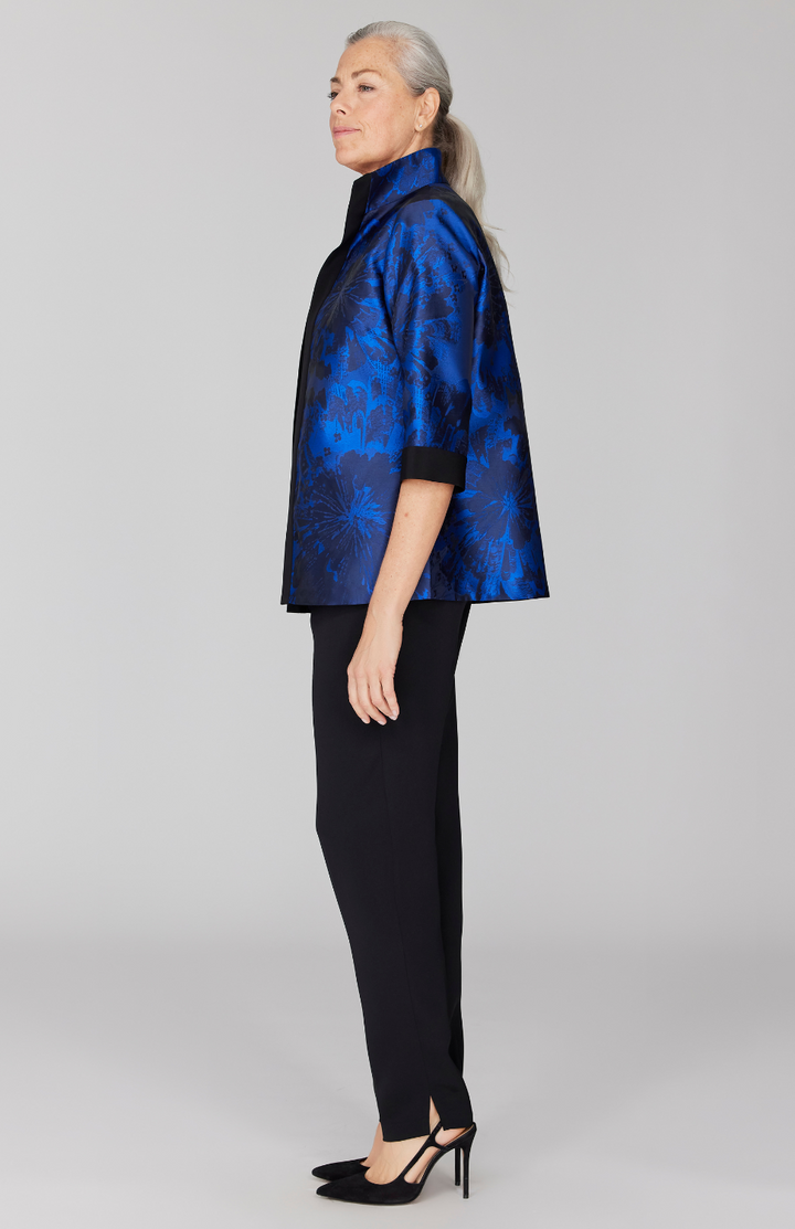 Fabienne is 5' 9" and wearing Blue in size XS.