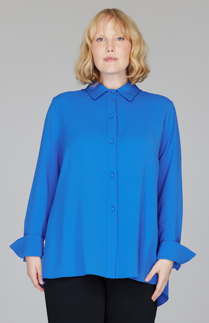 Molly is 5'9" and is wearing a size L in Cerulean.