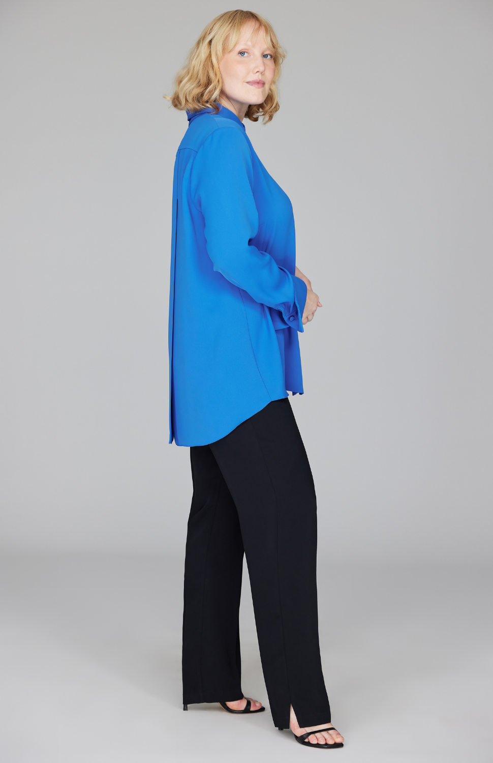 Molly is 5'9" and is wearing a size L in Cerulean.