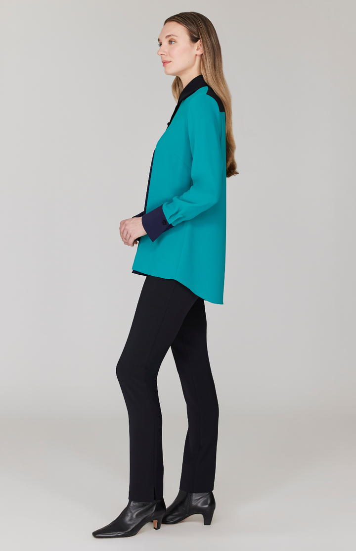 Gabby is wearing Lagoon in size XS.