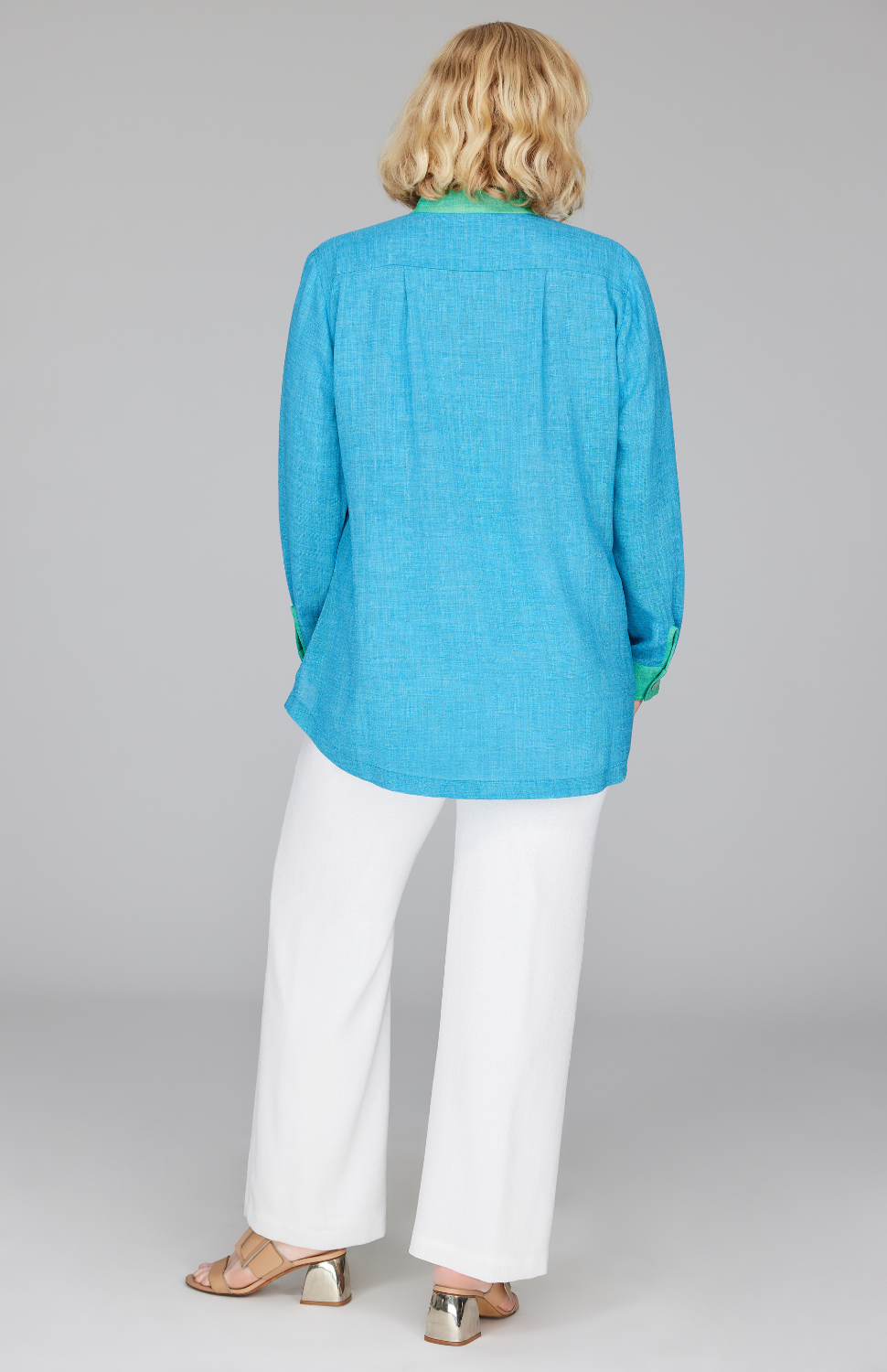 Molly is wearing Cyan Sea in size L.