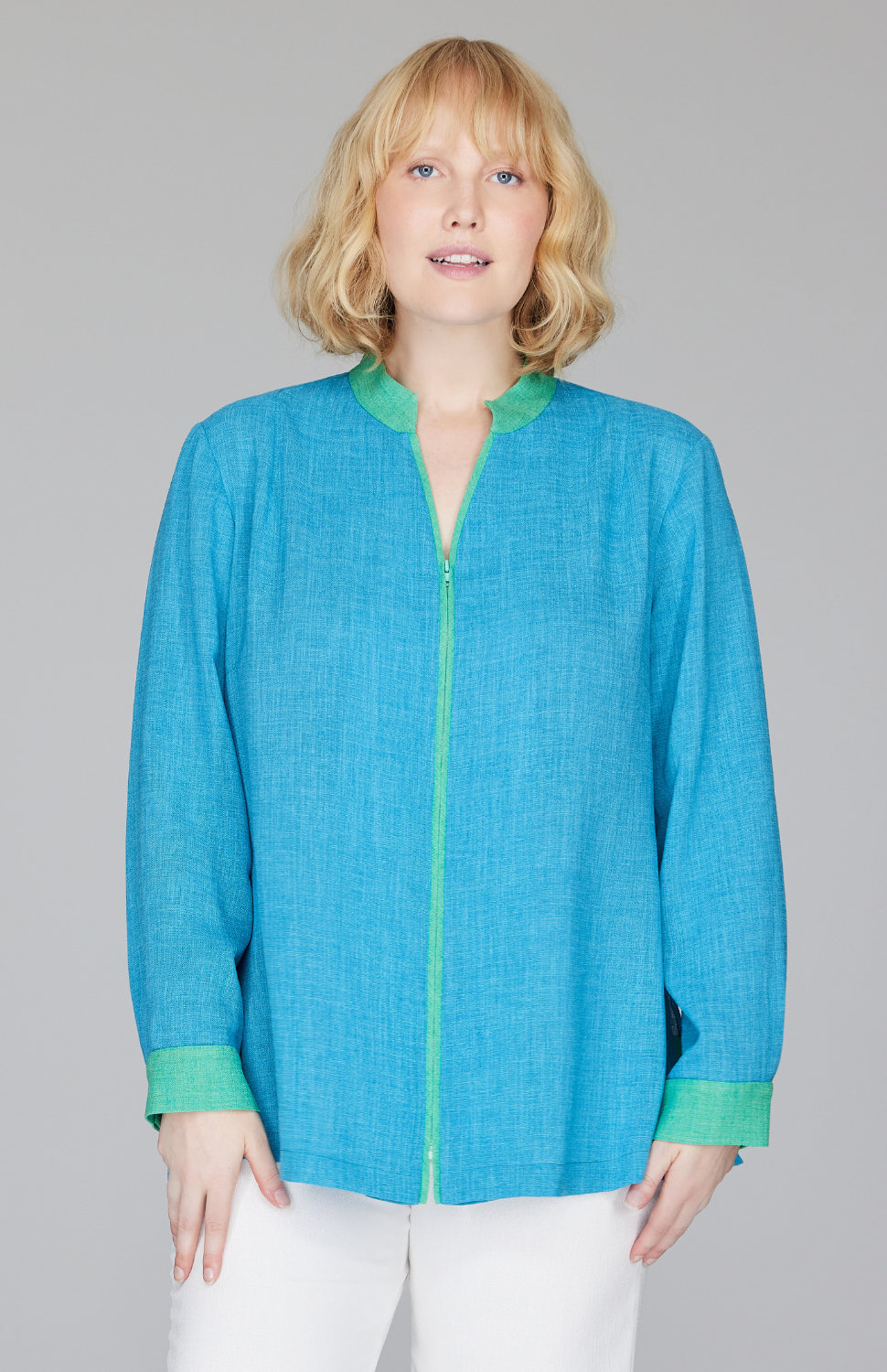 Molly is wearing Cyan Sea in size L.