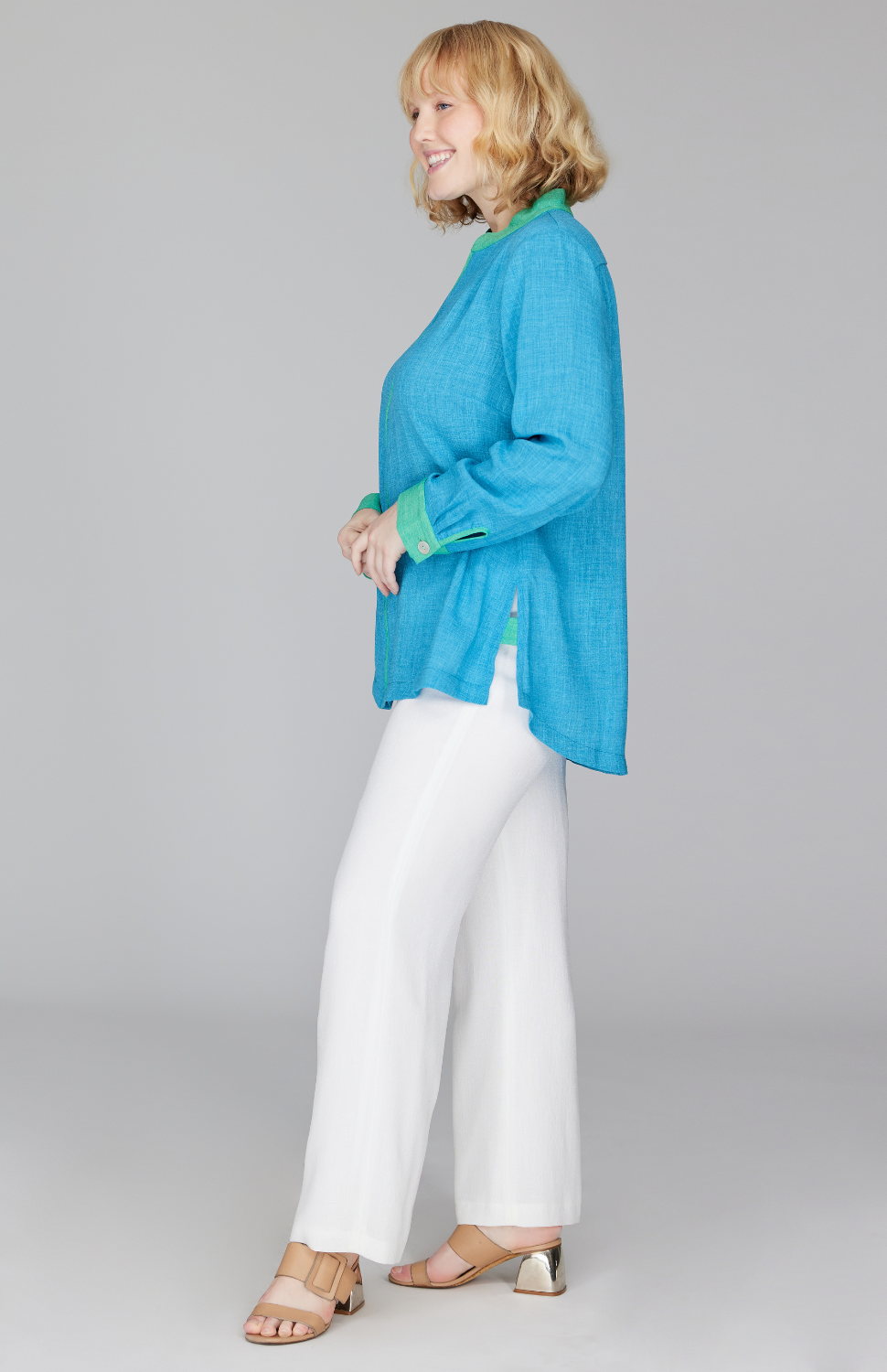 Molly is wearing Cyan Sea in size L.