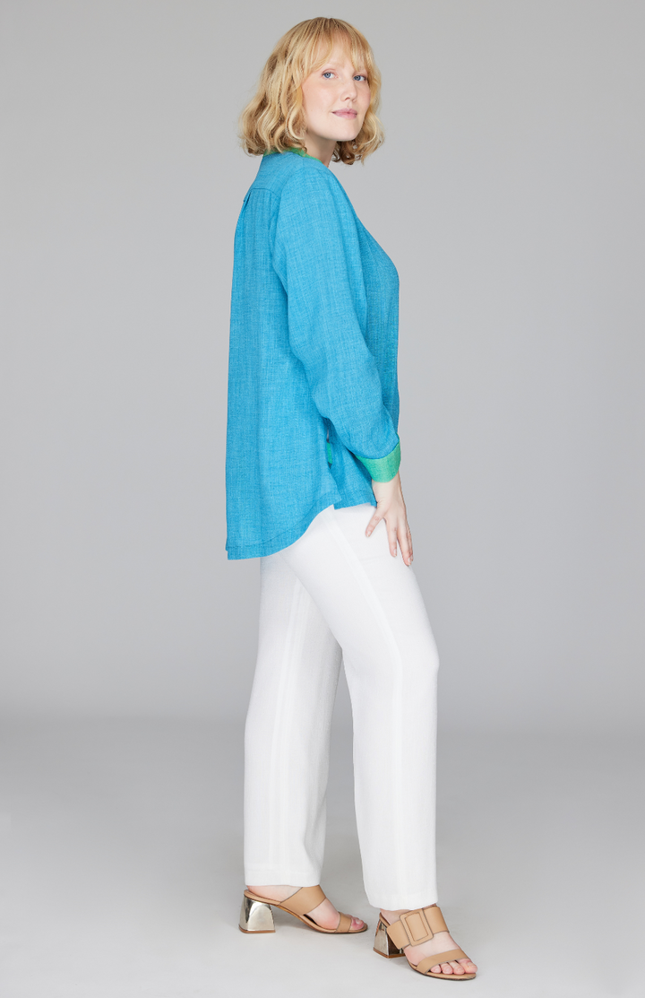 Molly is wearing Cyan Sea in size L.