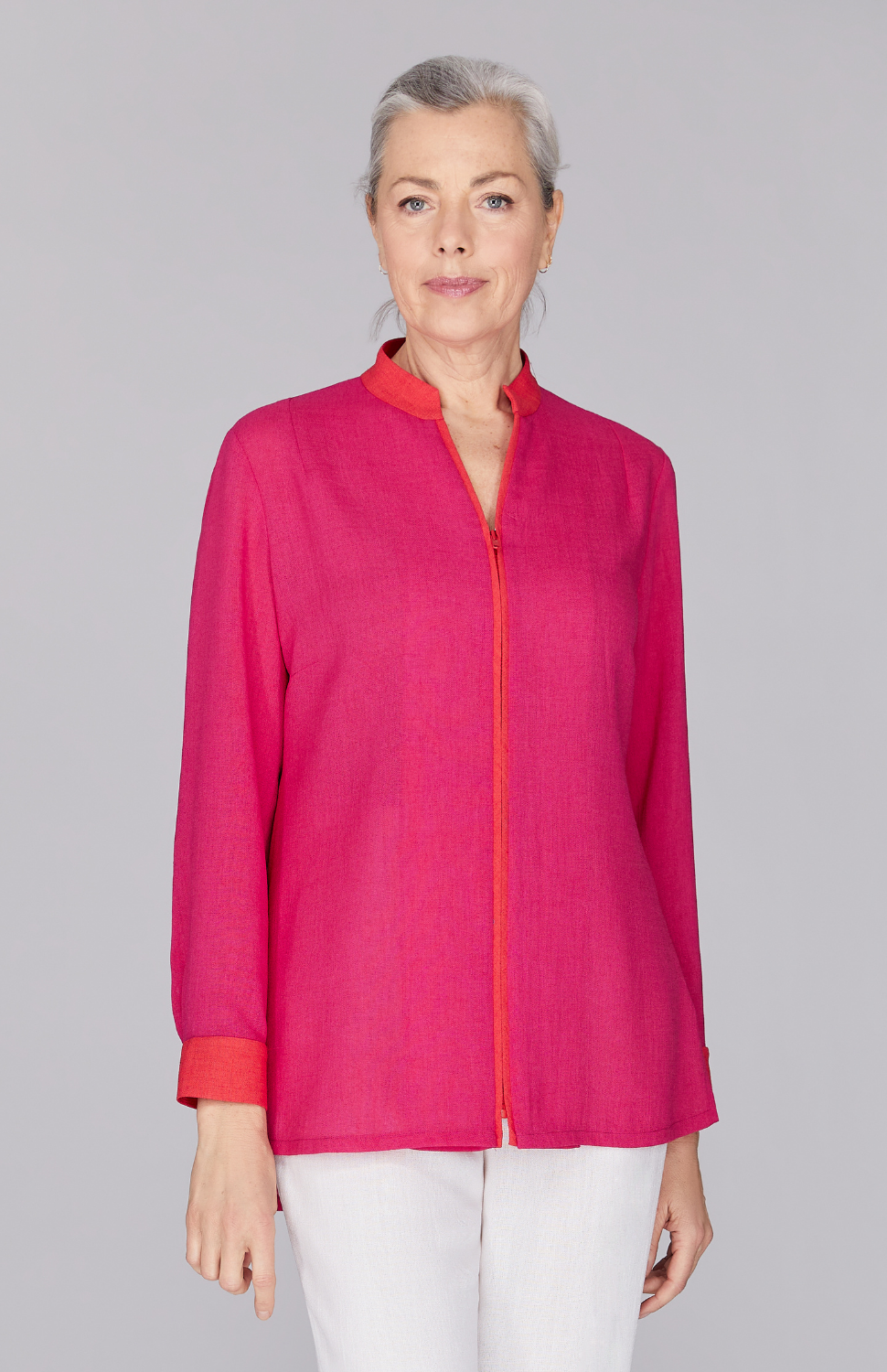 Fabienne is wearing Fuchsia Hibiscus in XS.