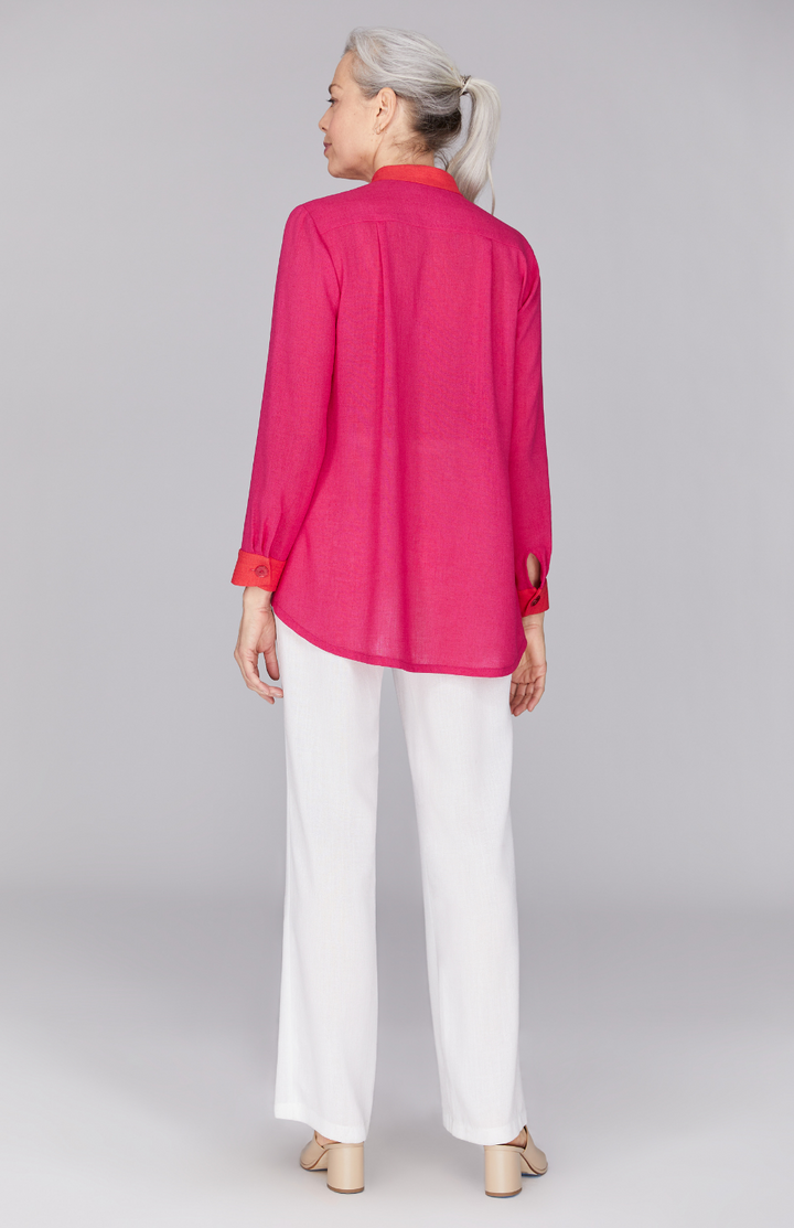 Fabienne is wearing Fuchsia Hibiscus in XS.