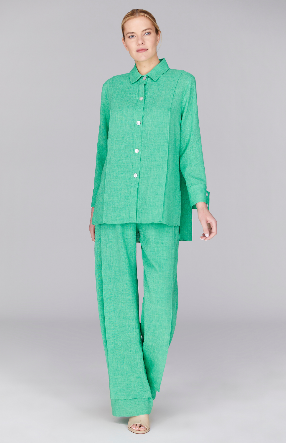 Gabby is wearing Sea in XS.