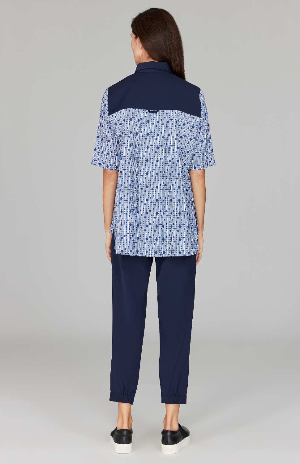 Ekaterina is 5'10" and wearing a size XS.