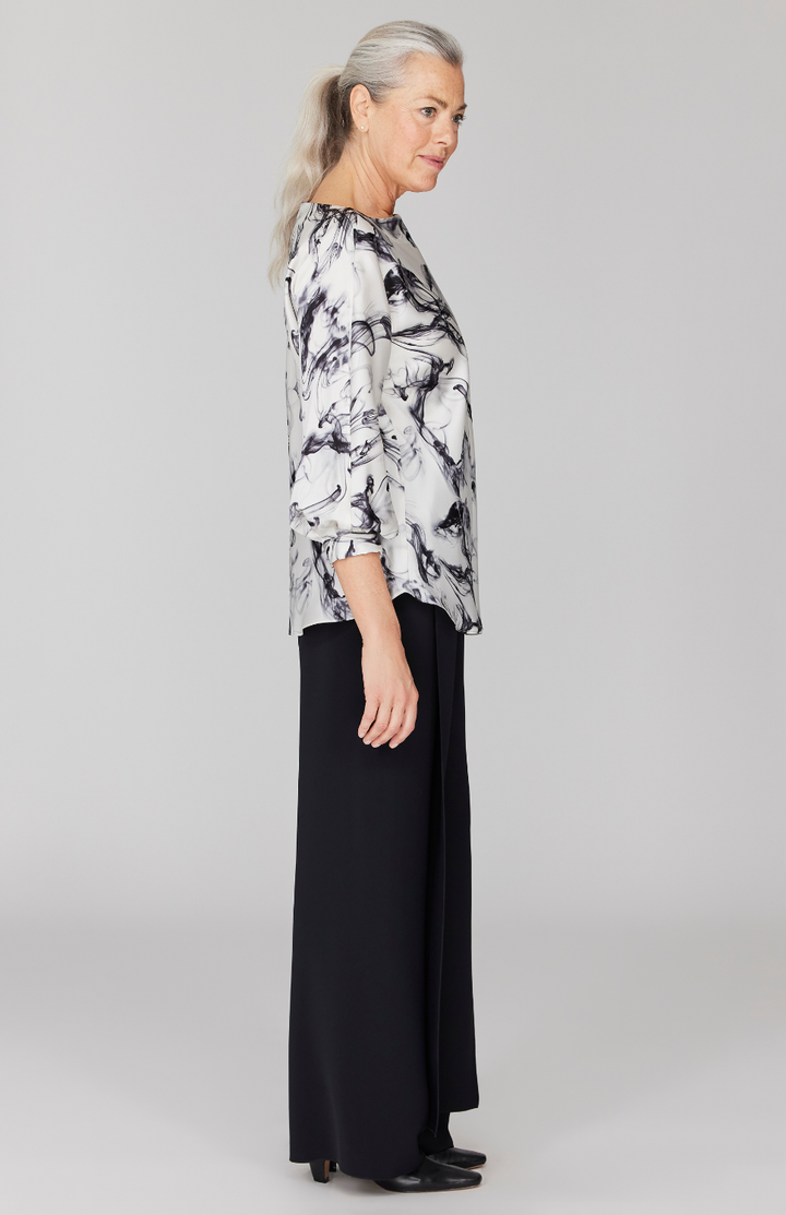 Fabienne is 5' 9" and wearing Black and White in size XS.