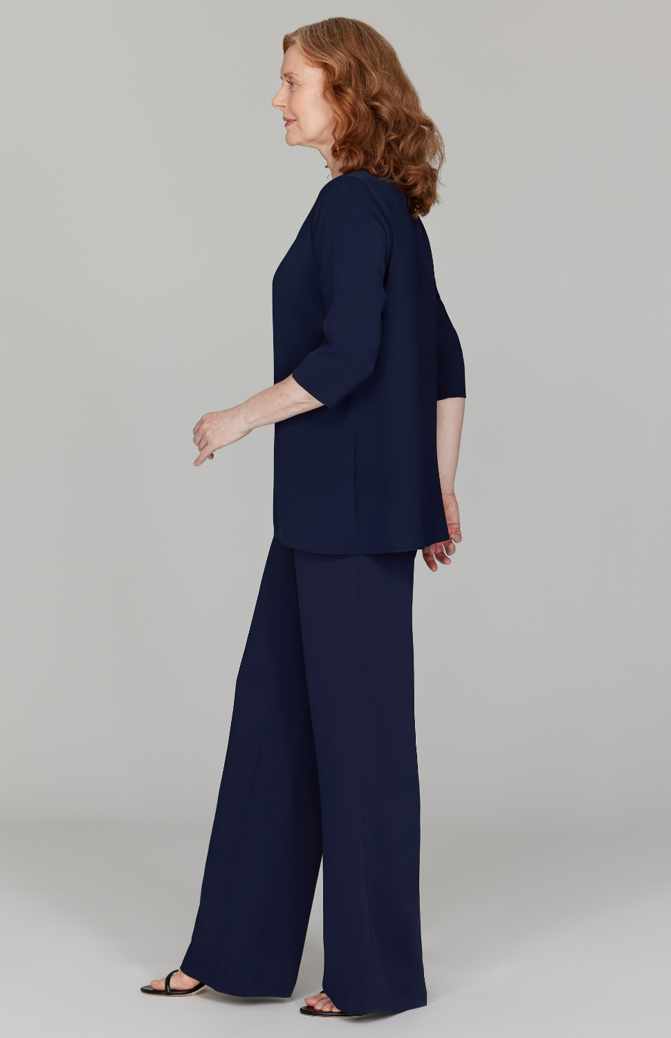 Amanda is wearing Midnight in size XS.