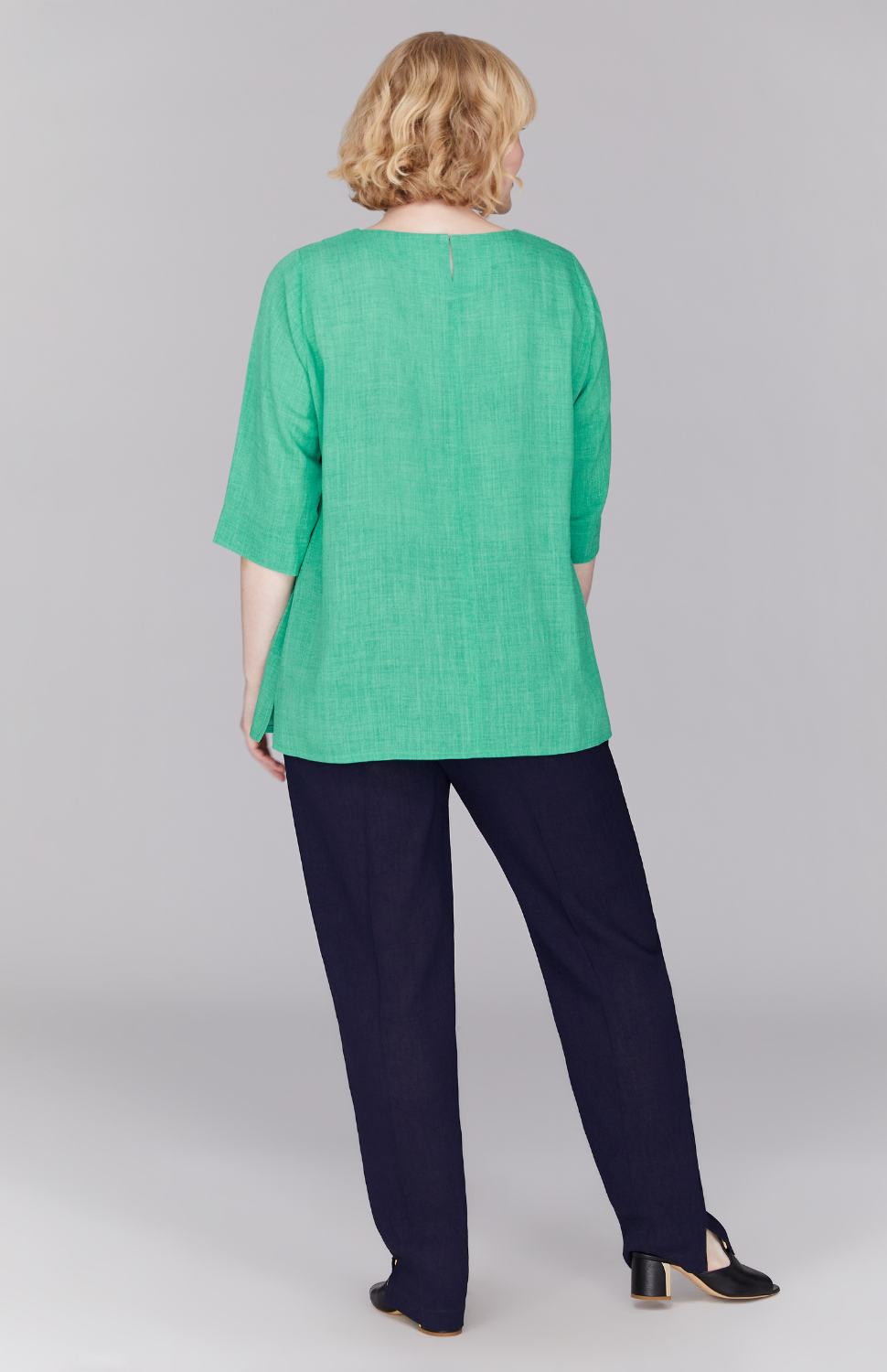 Molly is wearing Sea in L.