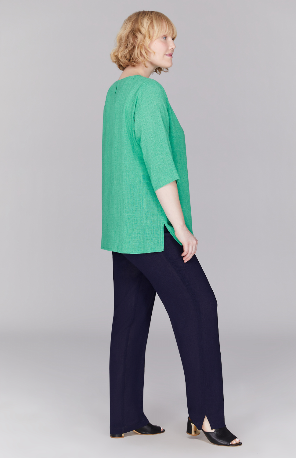 Molly is wearing Sea in L.