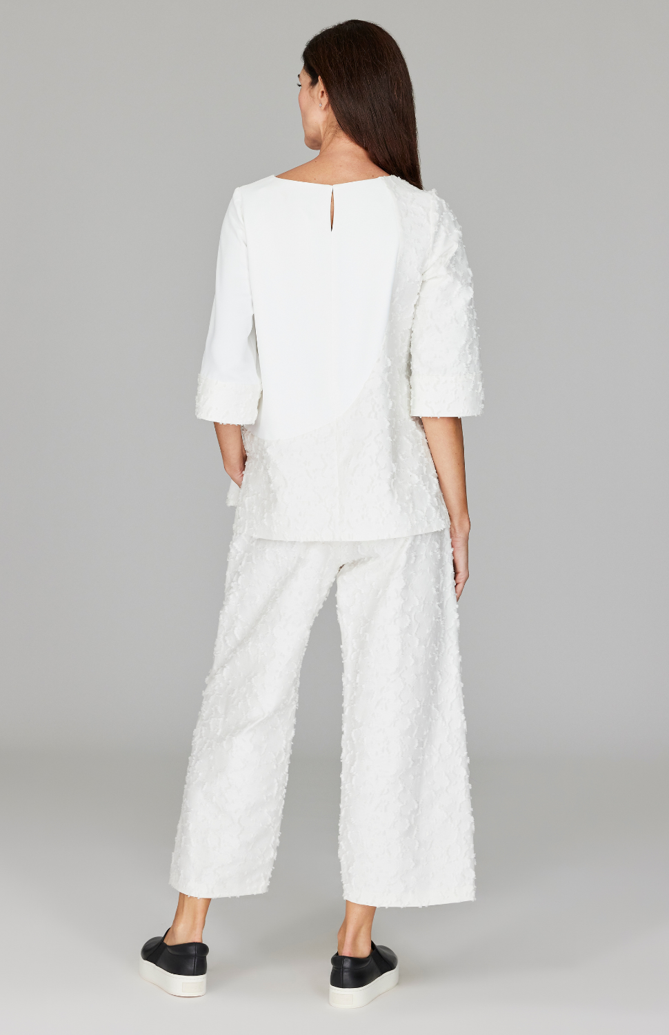 Ekaterina is 5'10" and wearing a size XS in Pearl.