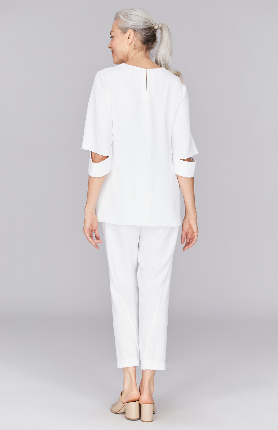 Fabienne is 5’9" and wearing Pearl in XS.