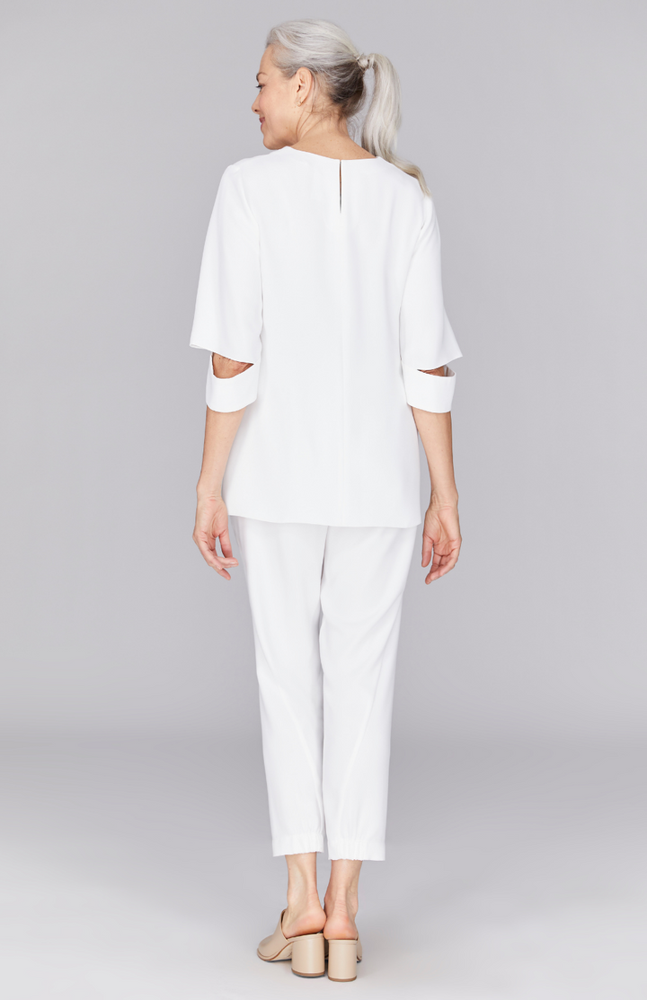 Fabienne is 5’9" and wearing Pearl in XS.