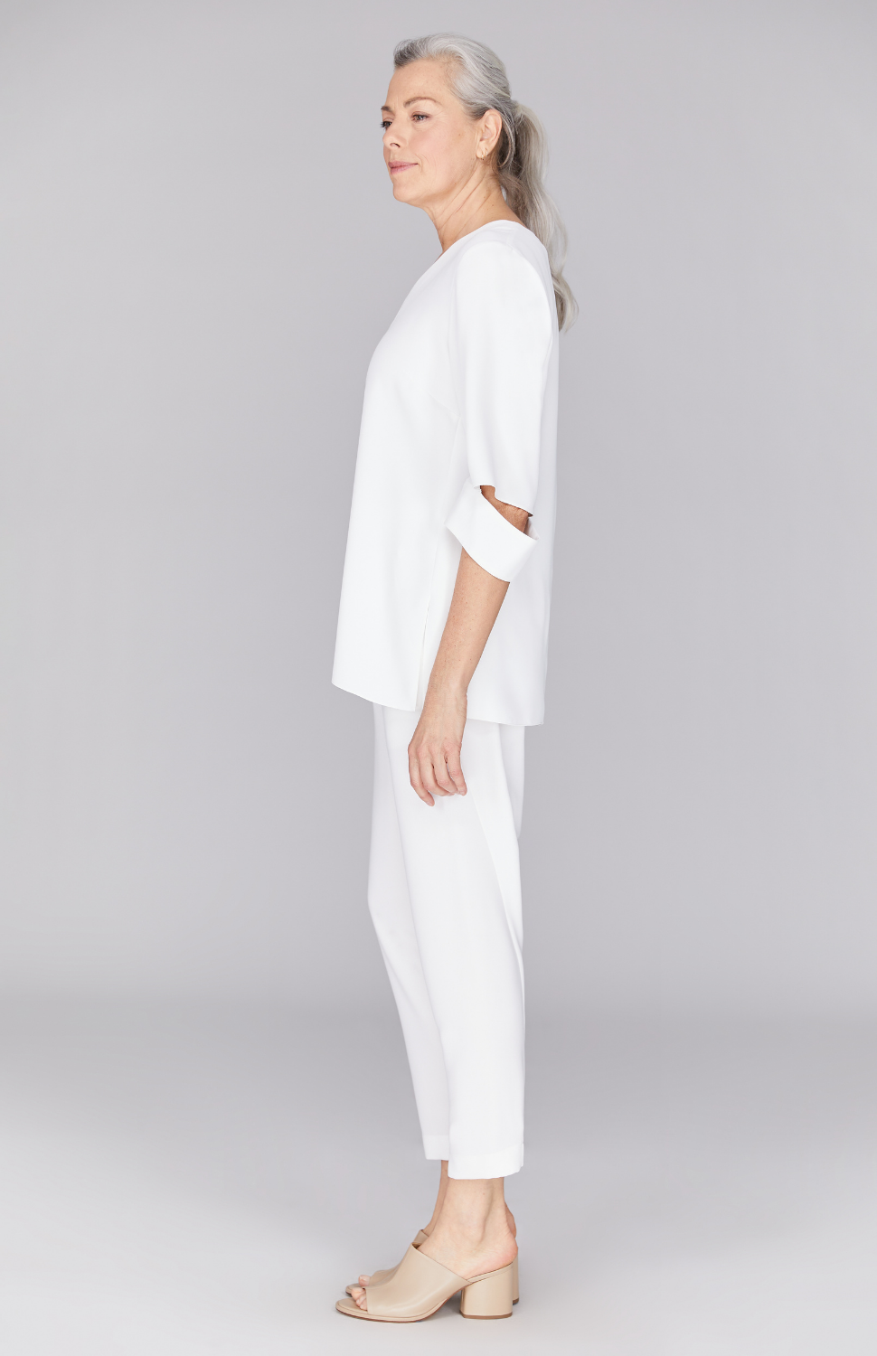 Fabienne is 5’9" and wearing Pearl in XS.