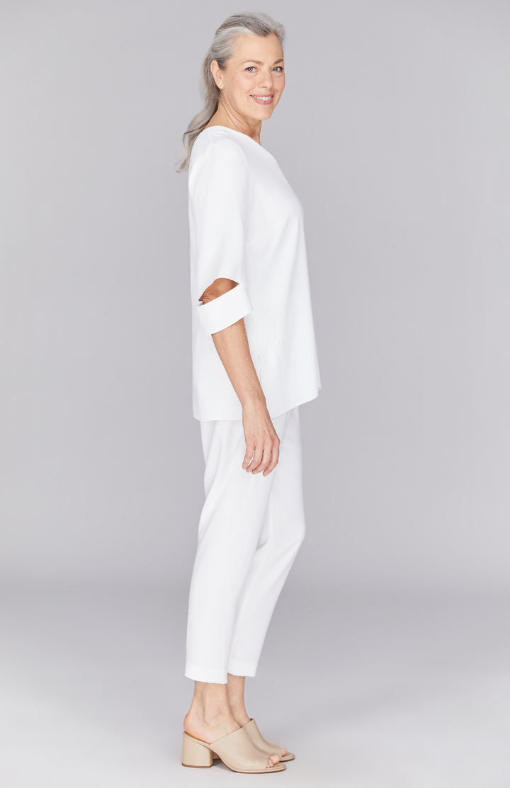 Fabienne is 5’9" and wearing Pearl in XS.