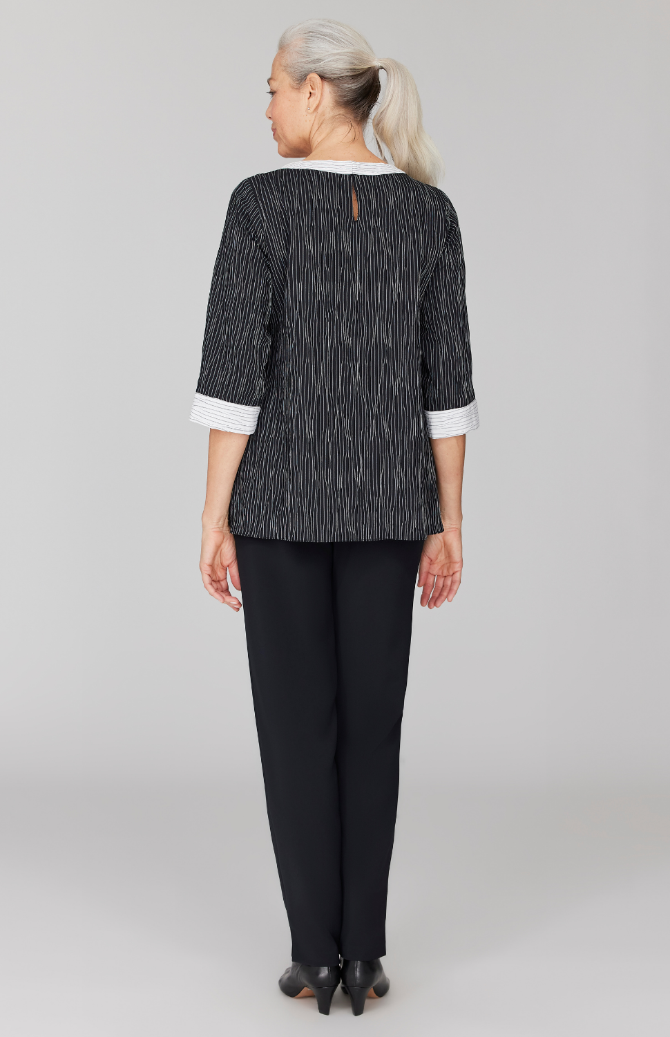 Fabienne is 5' 9" and wearing Black in size XS.