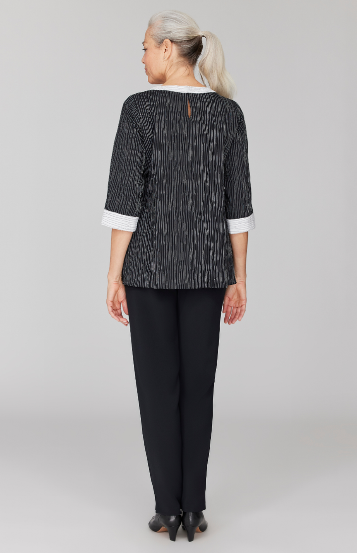 Fabienne is 5' 9" and wearing Black in size XS.