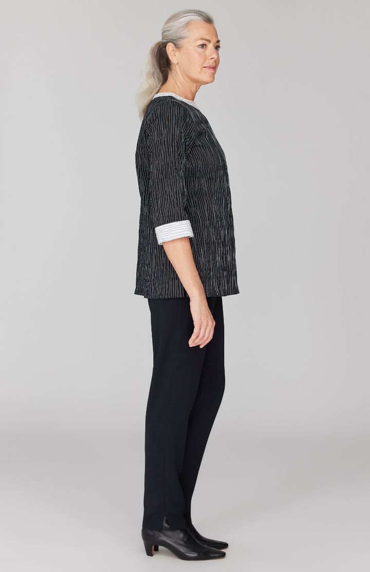 Fabienne is 5' 9" and wearing Black in size XS.