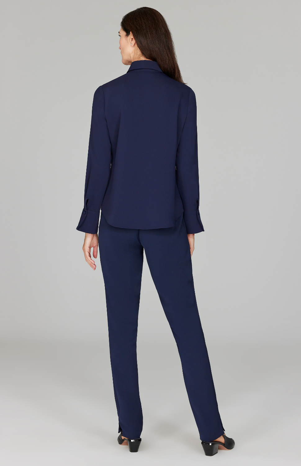 Ekaterina is 5'10" and wearing a size XS in Midnight.