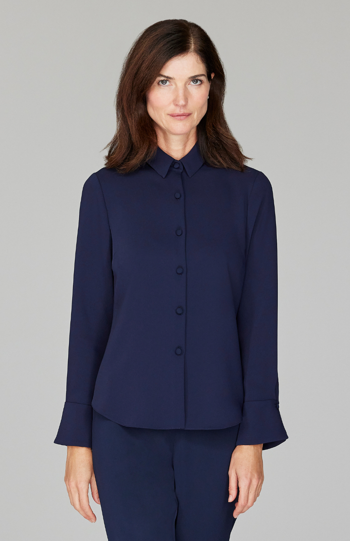 Ekaterina is 5'10" and wearing a size XS in Midnight.