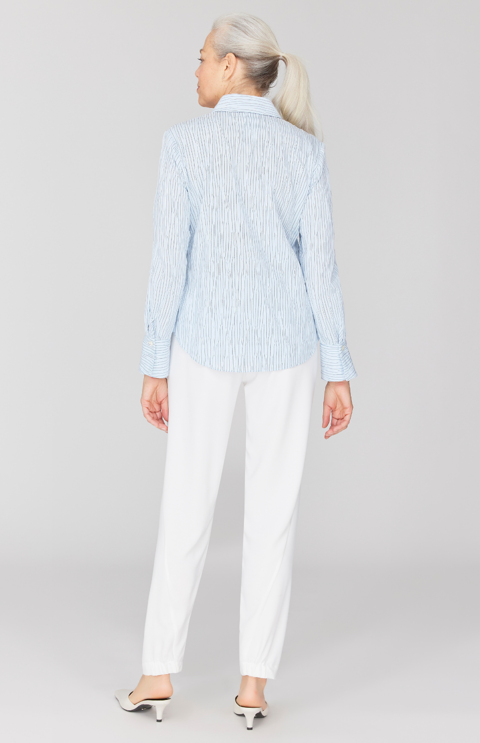 Fabienne is 5' 9" and wearing Blue in size XS.