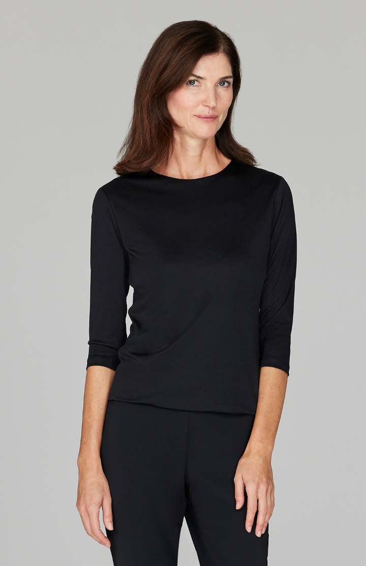 Ekaterina is 5'10" and wearing a size XS in Black.