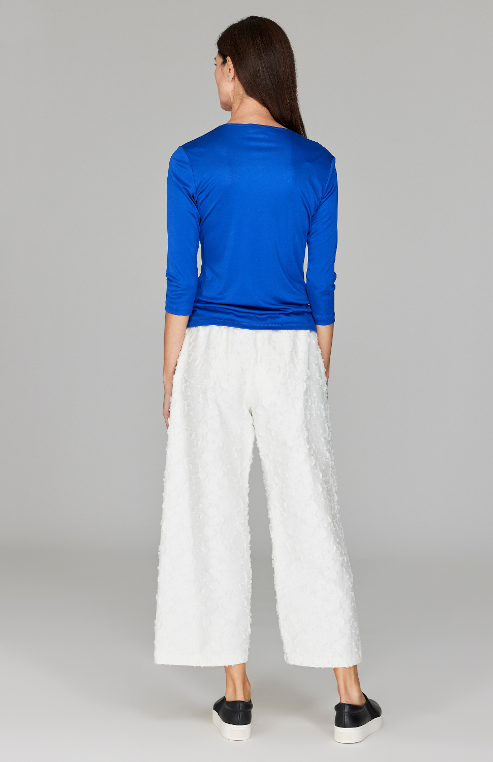 Ekaterina is 5'10" and wearing a size XS in Pearl.