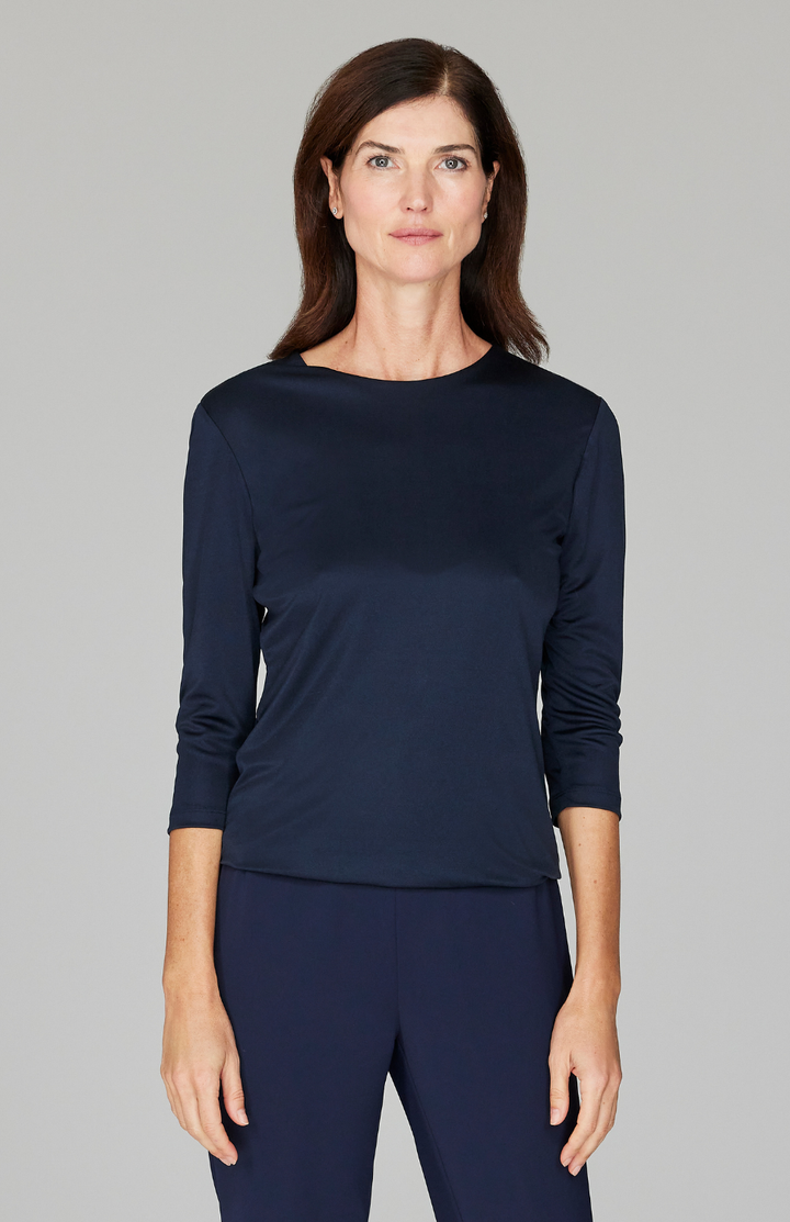 Ekaterina is 5'10" and wearing a size XS in Midnight.