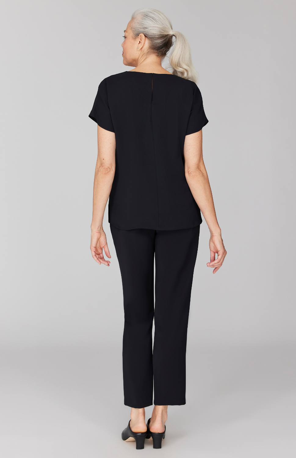 Fabienne is 5' 9" and wearing Black in size XS.