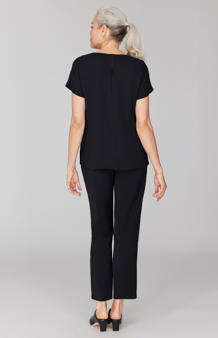 Fabienne is 5' 9" and wearing Black in size XS.