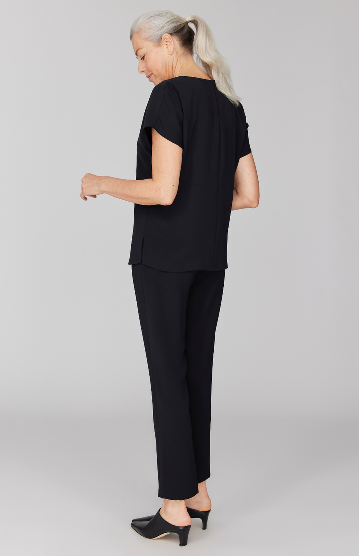 Fabienne is 5' 9" and wearing Black in size XS.