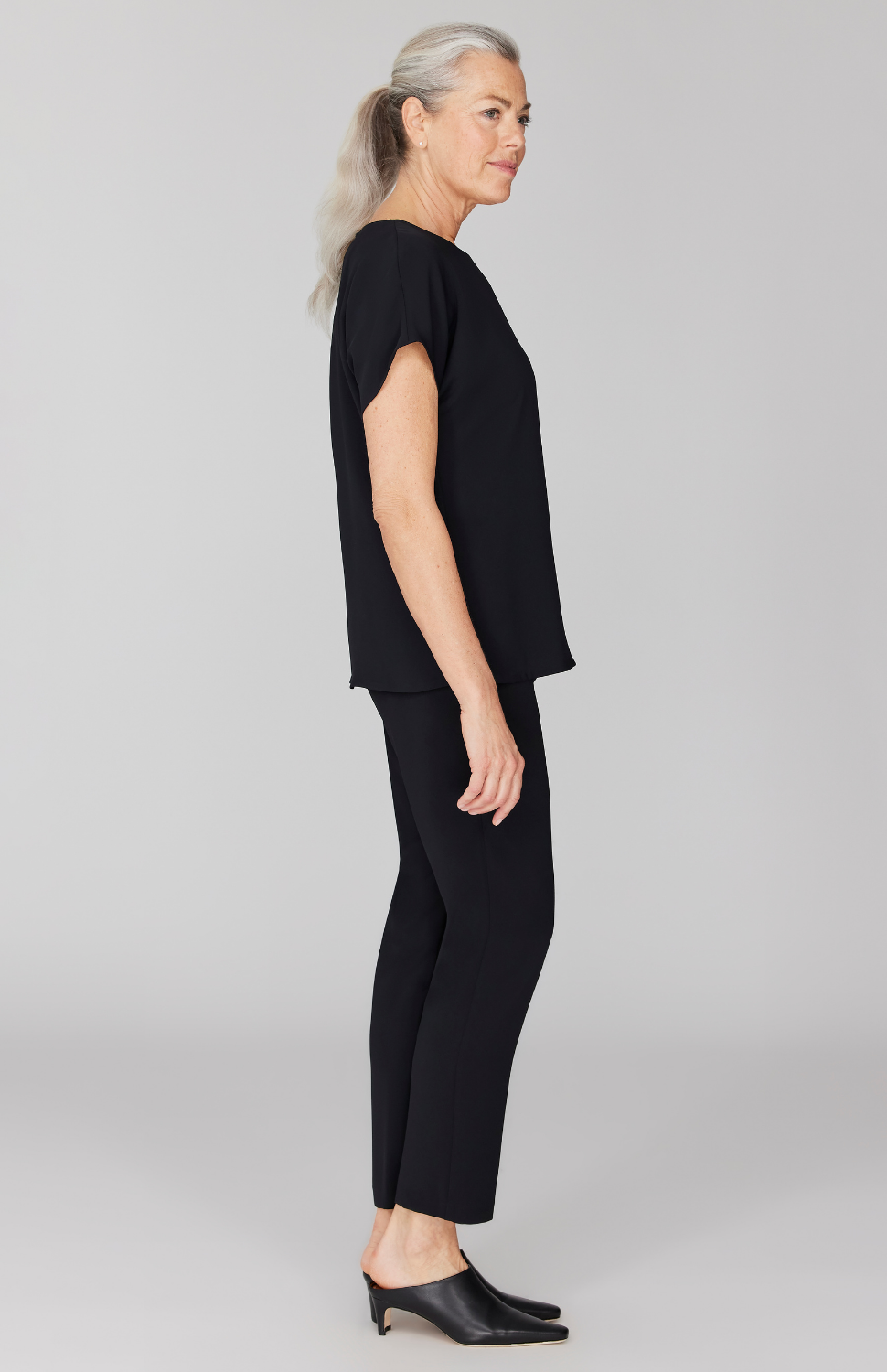 Fabienne is 5' 9" and wearing Black in size XS.