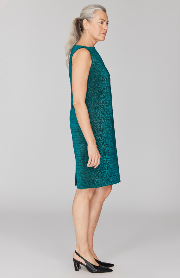 Fabienne is 5' 9" and wearing Green in size XS.