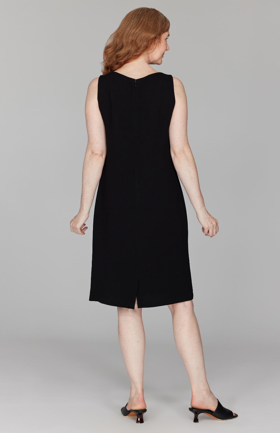 Amanda is 5'10" and wearing a size XS in Black.