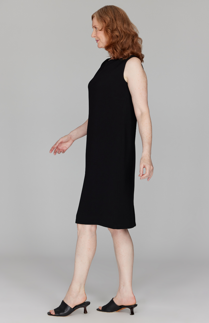 Amanda is 5'10" and wearing a size XS in Black.