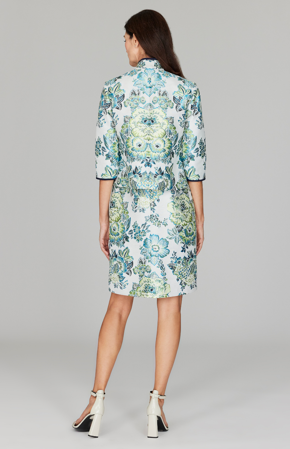 Ekaterina is 5'10" and wearing a size XS.
