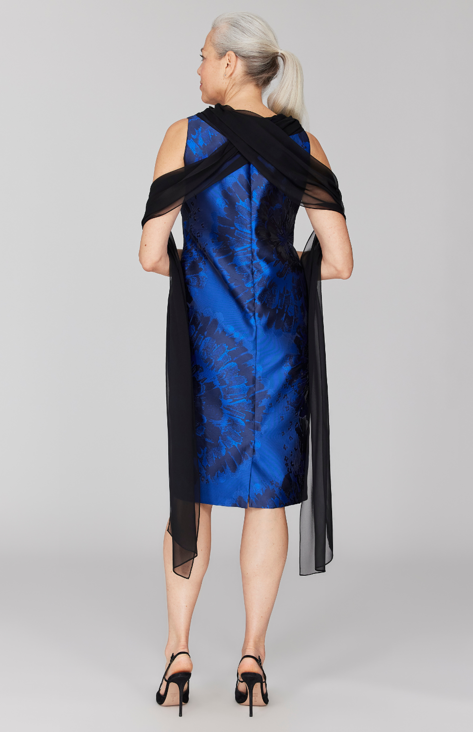 Fabienne is 5' 9" and wearing Blue in size XS.