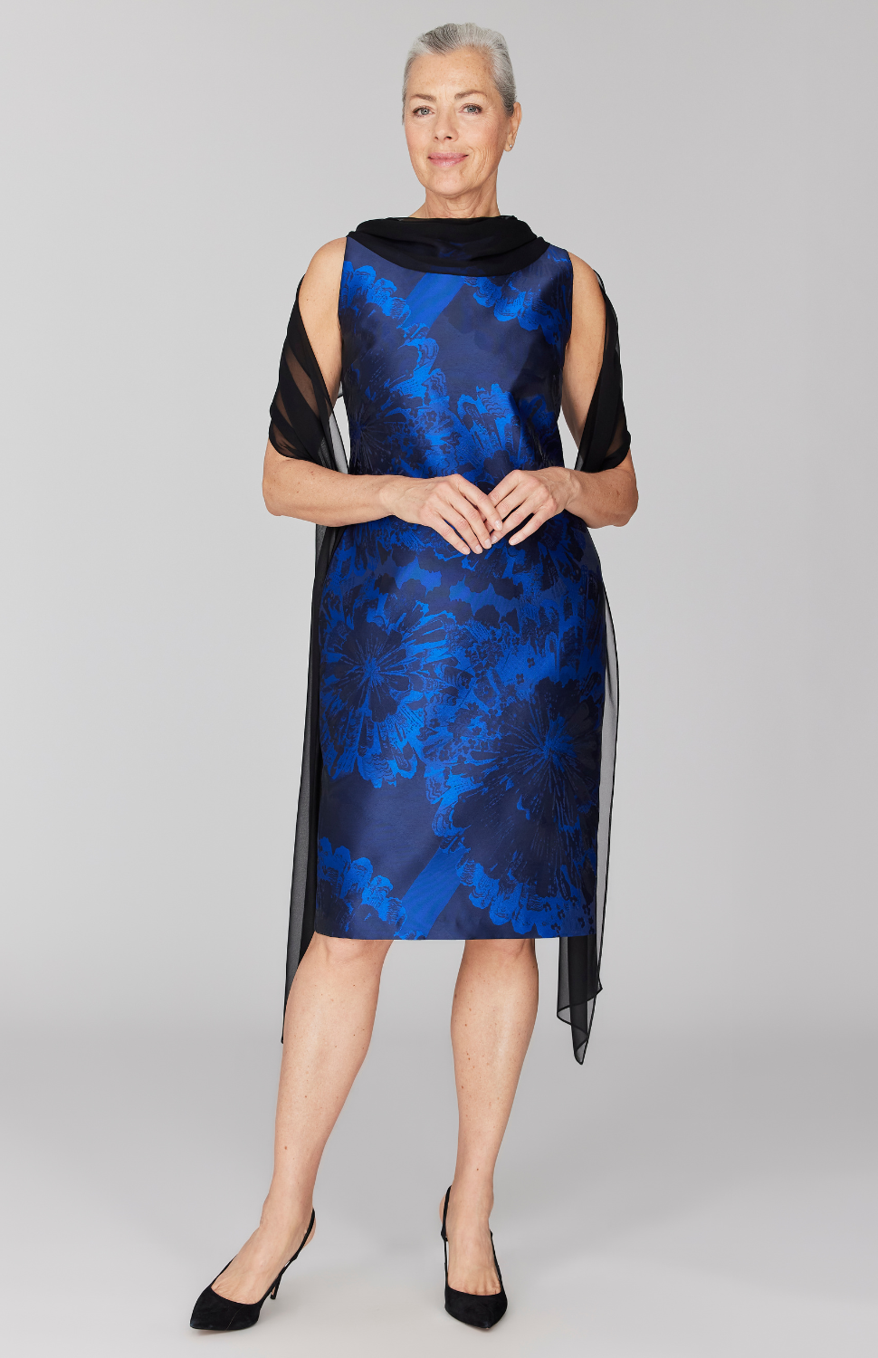 Fabienne is 5' 9" and wearing Blue in size XS.