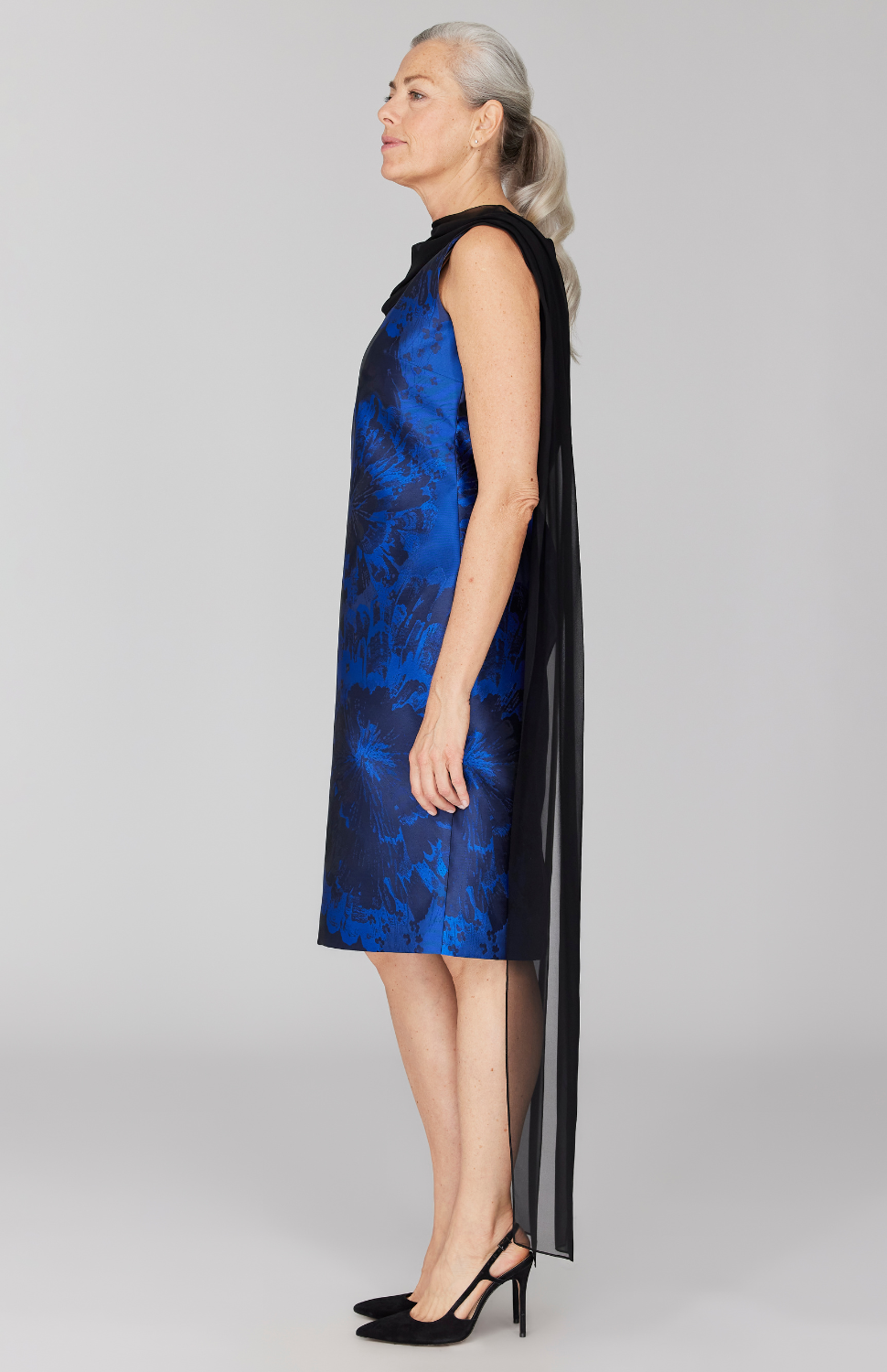 Fabienne is 5' 9" and wearing Blue in size XS.