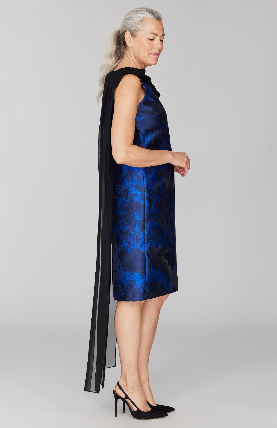 Fabienne is 5' 9" and wearing Blue in size XS.