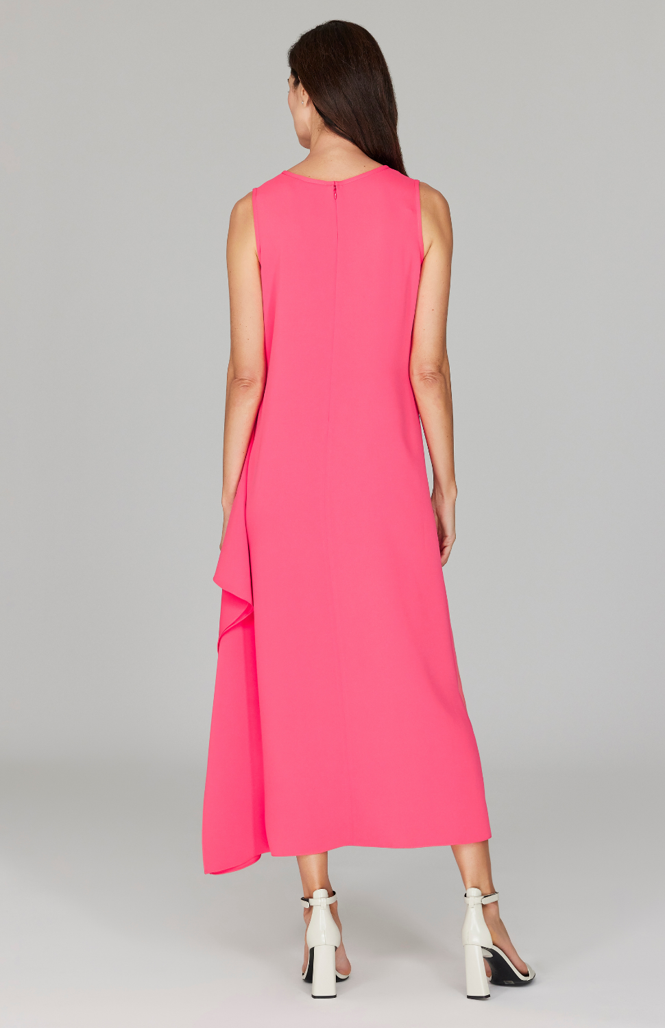 Ekaterina is 5'10" and wearing a size XS in Coral.