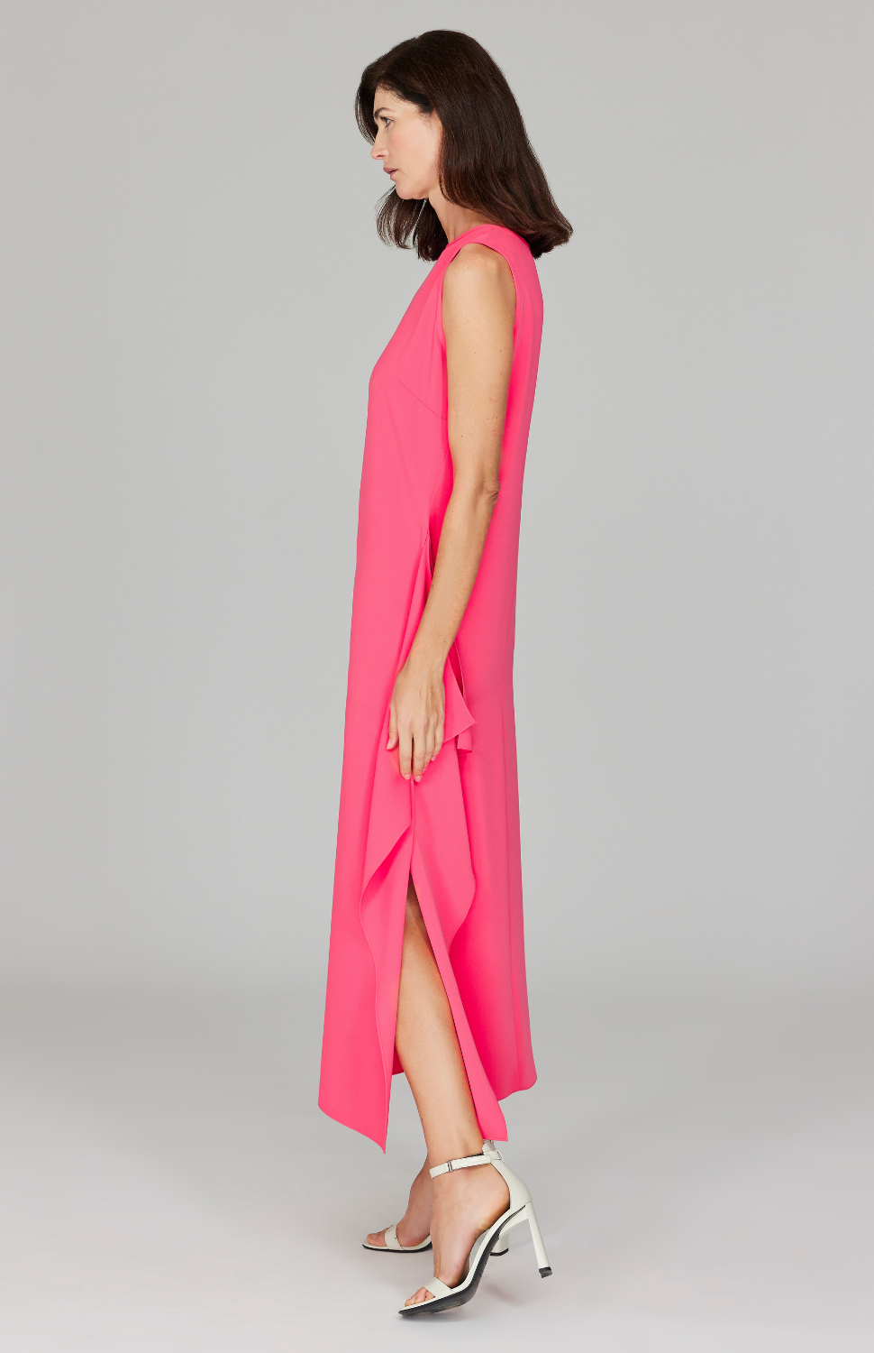 Ekaterina is 5'10" and wearing a size XS in Coral.