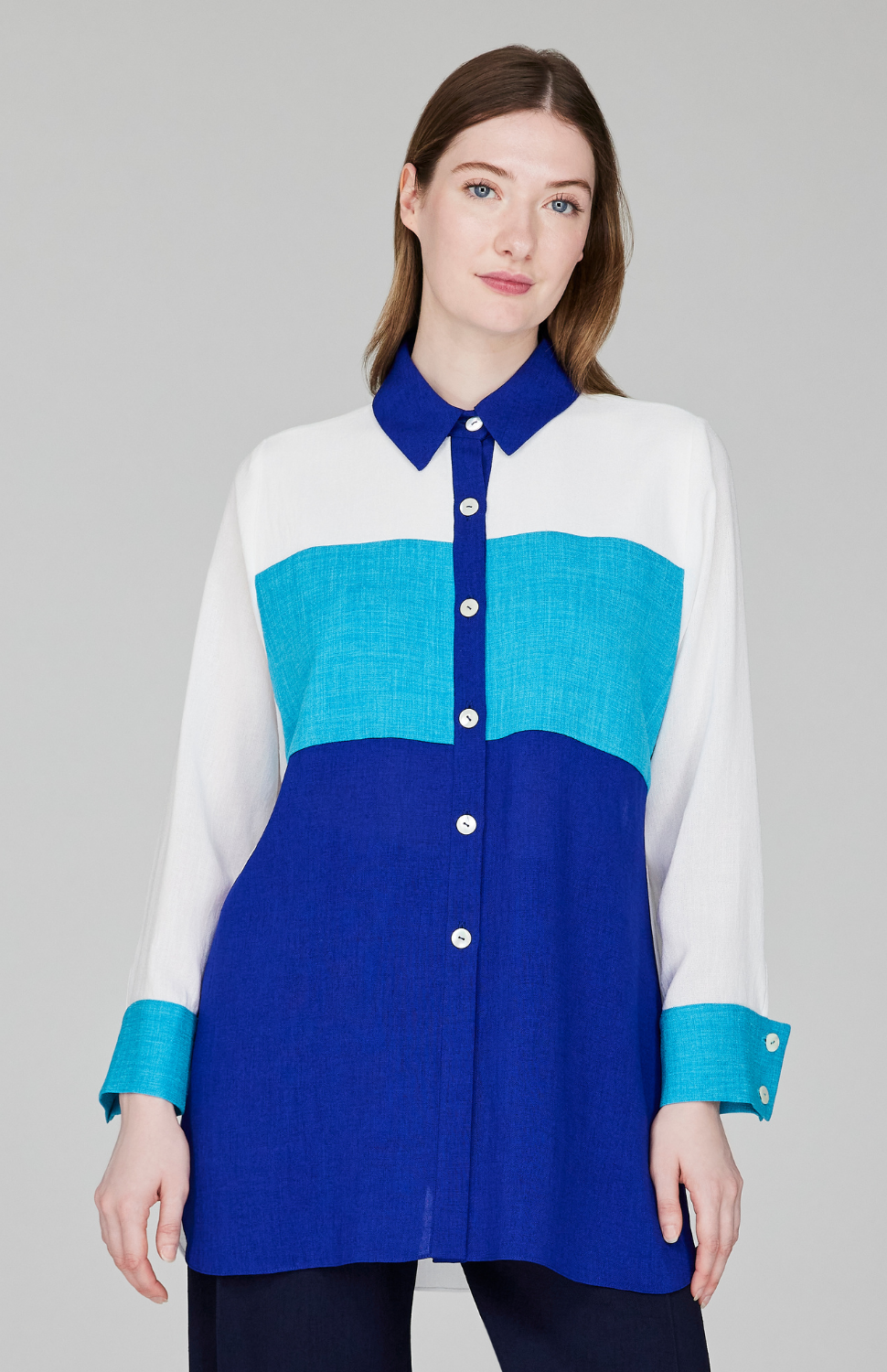 Emmanuelle is 5'9" and wearing White/Cyan/Cobalt size XS.